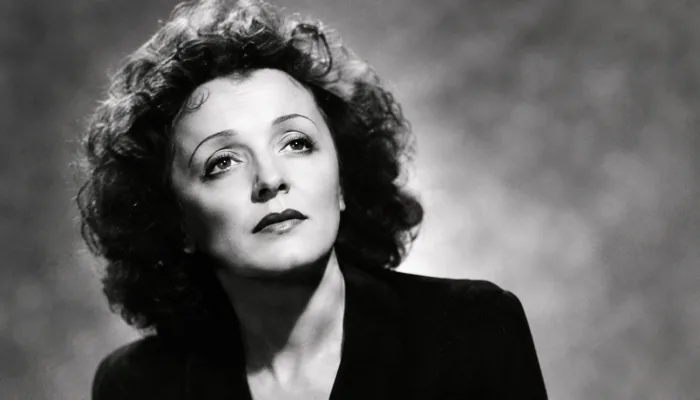 Portrait en noir et blanc d’Édith Piaf