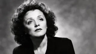 Portrait en noir et blanc d’Édith Piaf